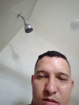 Snapshot of Leannel26 chatting on March 25, 12:27 am Leannel26 online show from March 25, 12:27 am