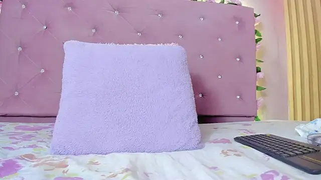 violet taylor  online show from June 11, 2:22 am