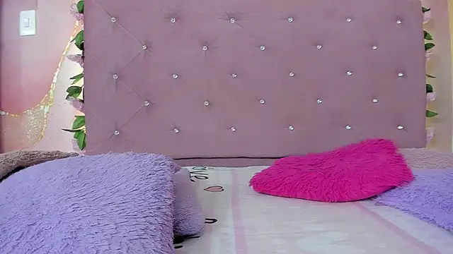 violet taylor  online show from June 27, 2:16 am