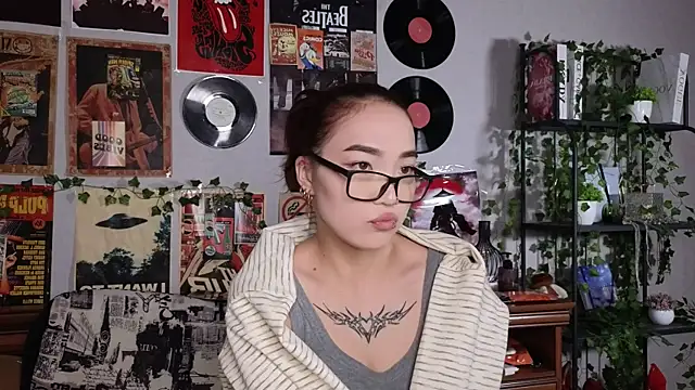 Snapshot of OdetteBiddy chatting on November 18, 8:02 pm OdetteBiddy online show from November 18, 8:02 pm