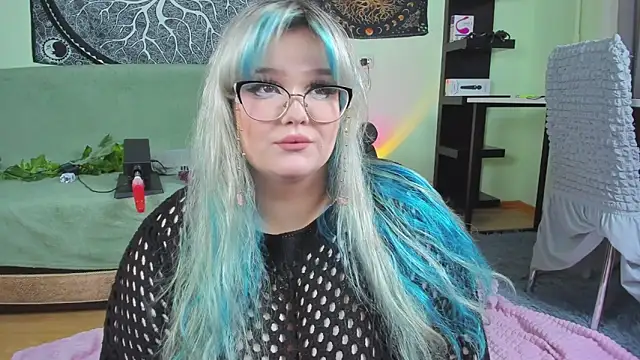 Snapshot of _CandyM1lky_ chatting on October 20, 6:36 am CandyM1lky online show from October 20, 6:36 am