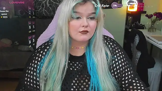 Snapshot of _CandyM1lky_ chatting on November 6, 6:36 am CandyM1lky online show from November 6, 6:36 am