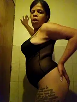 Snapshot of Esperanza_13 chatting on May 5, 11:24 pm Esperanza 13 online show from May 5, 11:24 pm