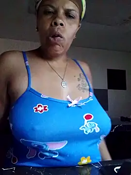 Snapshot of Esperanza_13 chatting on June 6, 2:05 am Esperanza 13 online show from June 6, 2:05 am