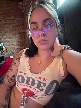 Snapshot of babykalirose chatting on June 17, 11:38 pm babykalirose online show from June 17, 11:38 pm