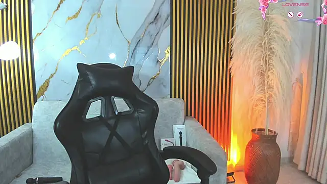 KrystalEvans online show from September 19, 8:20 pm