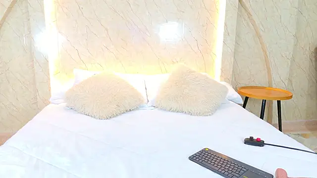 AbrilPeach online show from March 6, 5:04 am