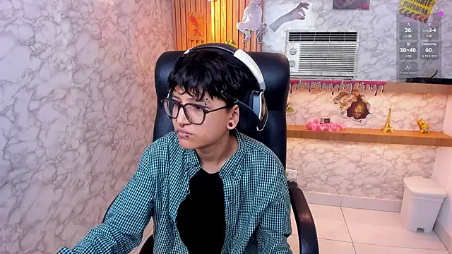 Snapshot of CharlieTaylor__ chatting on October 19, 12:39 pm CharlieTaylor online show from October 19, 12:39 pm