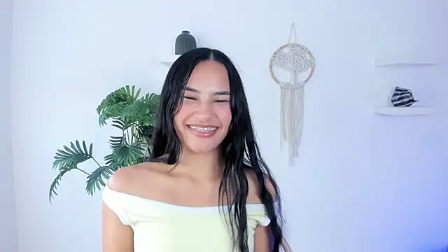 Snapshot of emily_yeon chatting on December 13, 7:53 pm emily yeon online show from December 13, 7:53 pm