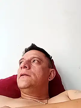 Snapshot of leon8013A chatting on February 16, 2:13 pm leon8013A online show from February 16, 2:13 pm