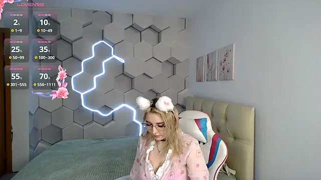 Snapshot of aliicemeow chatting on March 29, 9:42 am aliicemeow online show from March 29, 9:42 am
