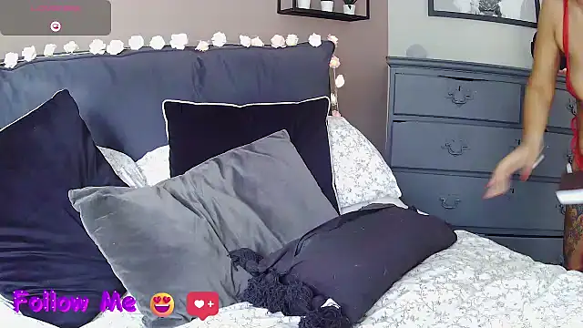 LonelyLucinda online show from September 24, 9:01 am