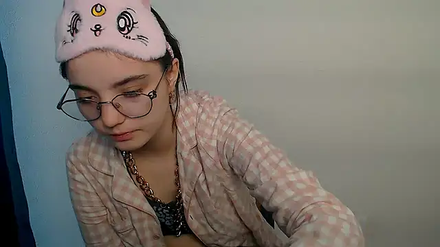 Snapshot of Sun_Shine__ chatting on March 18, 11:02 am Sun Shine online show from March 18, 11:02 am