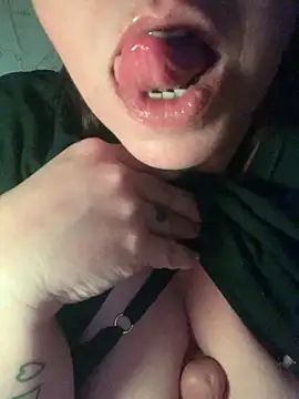 Snapshot of LupeLok chatting on March 23, 3:54 am LupeLok online show from March 23, 3:54 am