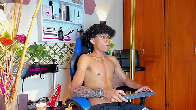 Snapshot of _taylor_black chatting on May 5, 8:17 pm taylor black online show from May 5, 8:17 pm