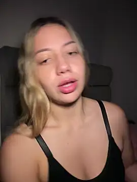 Snapshot of MissCat_ chatting on December 14, 2:28 am MissCat online show from December 14, 2:28 am