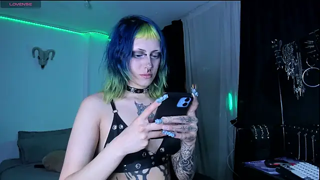 Snapshot of kattusauruss chatting on March 23, 3:43 am kattusauruss online show from March 23, 3:43 am