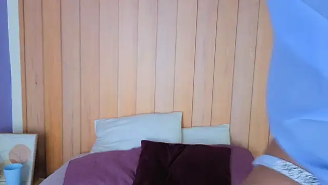 Snapshot of daphnevans chatting on December 14, 3:34 am daphnevans online show from December 14, 3:34 am