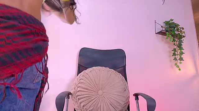 TiffValentinee  online show from October 13, 7:58 pm