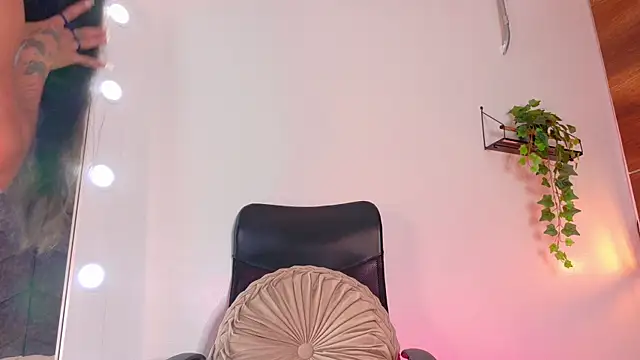 TiffValentinee  online show from October 20, 7:58 pm