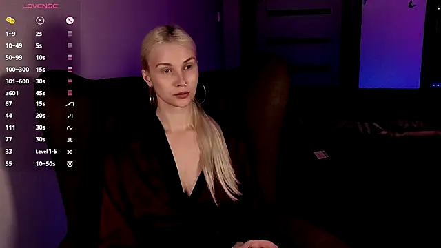 Snapshot of HitchcocianBlonde chatting on October 14, 7:03 pm HitchcocianBlonde online show from October 14, 7:03 pm