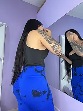 CrisMarulanda online show from March 29, 8:20 pm