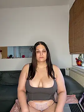 Katherine Leyla online show from May 27, 7:00 pm