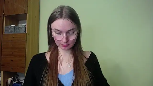 LooveELLYx online show from December 3, 5:45 pm