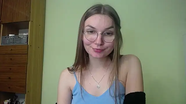 LooveELLYx online show from December 3, 8:50 pm