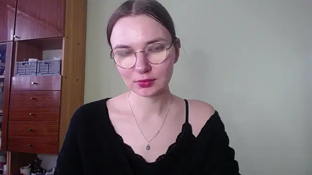 LooveELLYx online show from December 6, 7:43 am