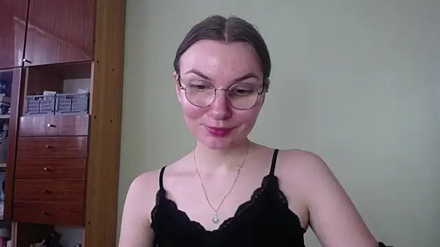 LooveELLYx online show from December 6, 11:00 am