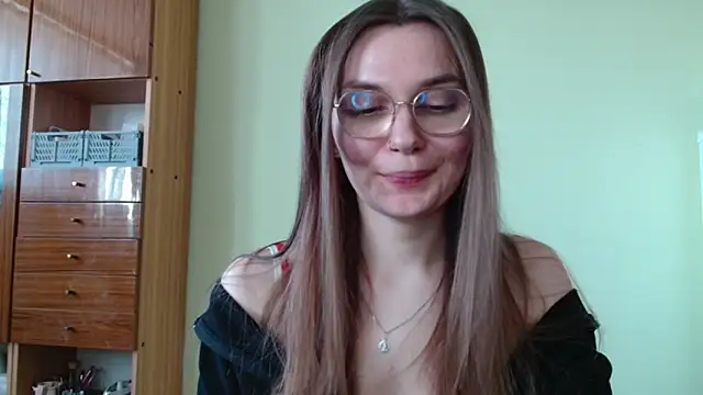 LooveELLYx online show from March 10, 12:15 pm