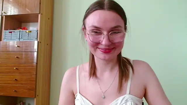 LooveELLYx online show from April 29, 5:30 pm