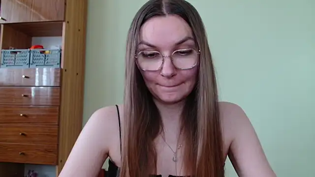 LooveELLYx online show from May 5, 1:41 pm