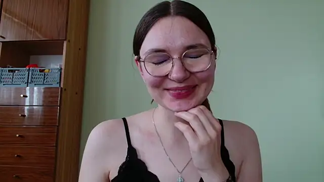 LooveELLYx online show from May 8, 6:30 am