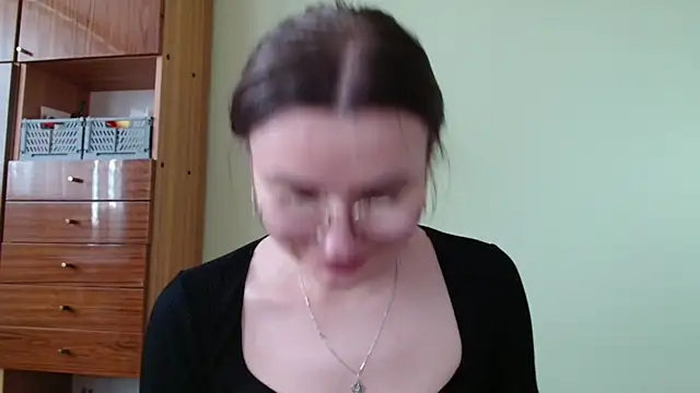 LooveELLYx online show from May 13, 1:30 pm