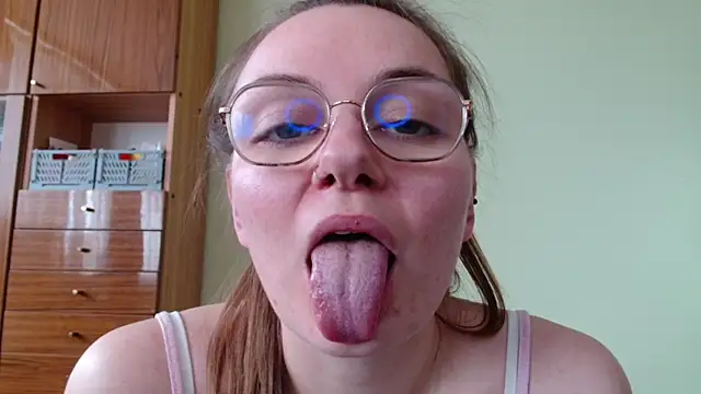 LooveELLYx online show from May 22, 2:22 pm