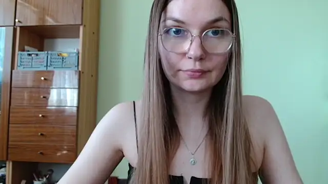 LooveELLYx online show from May 27, 1:30 pm