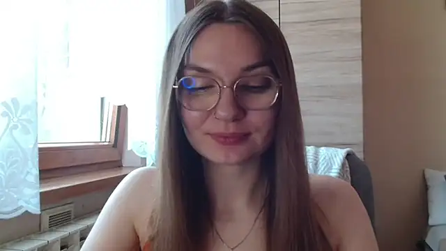 LooveELLYx online show from July 2, 6:30 am