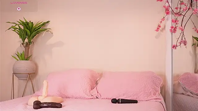 mili moon  online show from October 23, 12:15 pm