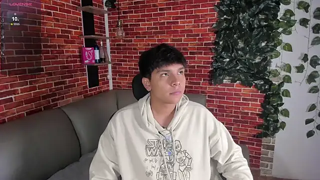 Snapshot of Thiago_Kozak chatting on April 25, 1:25 pm Thiago Kozak online show from April 25, 1:25 pm