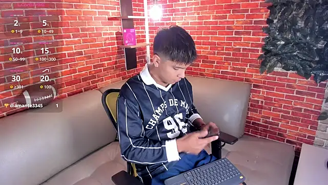 Snapshot of Thiago_Kozak chatting on May 8, 2:44 pm Thiago Kozak online show from May 8, 2:44 pm