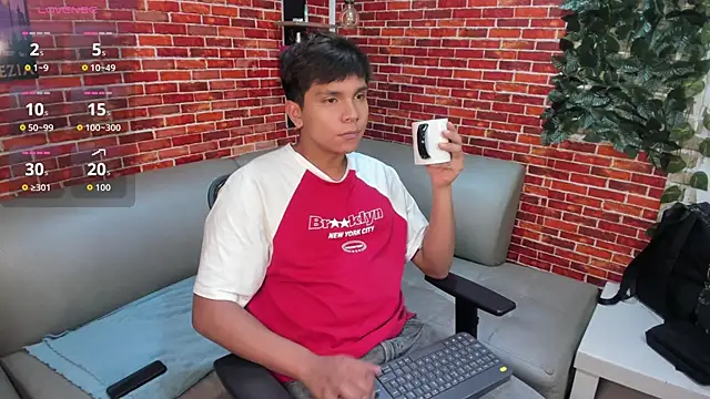 Snapshot of Thiago_Kozak chatting on May 22, 1:17 pm Thiago Kozak online show from May 22, 1:17 pm