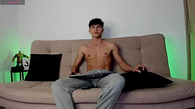 2Amateur Guys online show from November 20, 10:53 pm