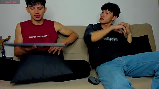 2Amateur Guys online show from December 15, 12:15 am