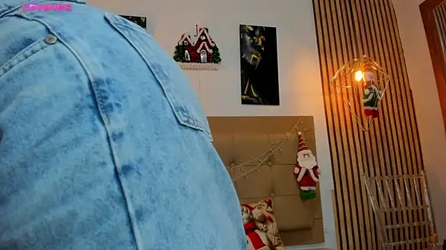 Snapshot of alesziarose chatting on December 1, 7:19 pm alesziarose online show from December 1, 7:19 pm