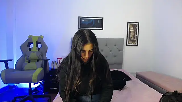 Esmeraldaa- online show from October 28, 5:00 am