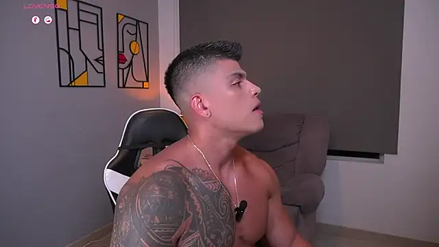 Snapshot of tyler_muscle1 chatting on April 7, 2:01 am tyler muscle1 online show from April 7, 2:01 am