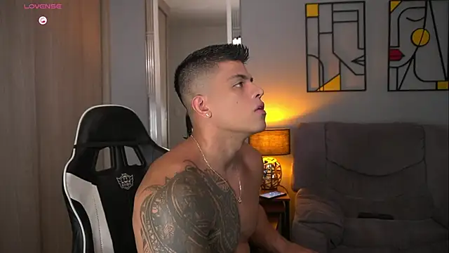 Snapshot of tyler_muscle1 chatting on April 25, 4:37 pm tyler muscle1 online show from April 25, 4:37 pm
