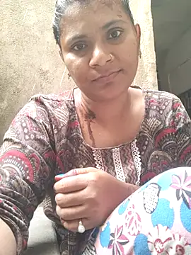 Snapshot of couple_71 chatting on December 5, 6:33 am couple 71 online show from December 5, 6:33 am